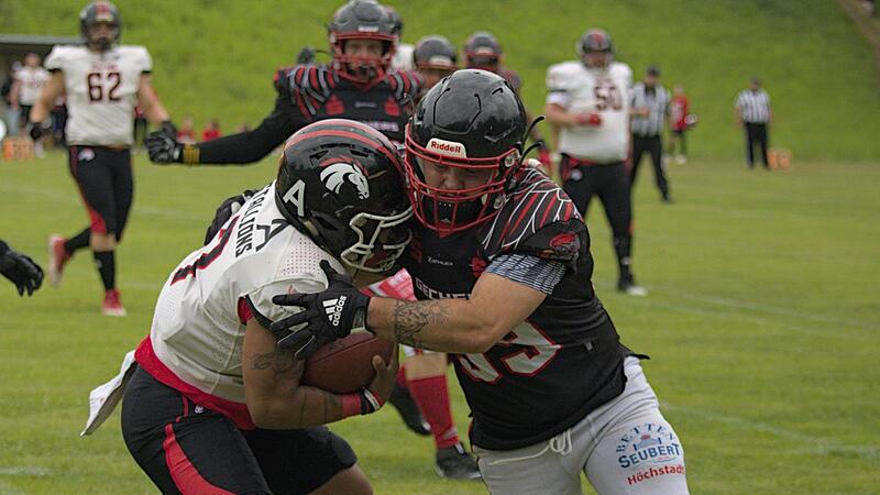 Max Fischer macht Druck gegen Stallions-Quarterback Denzel Campbell.