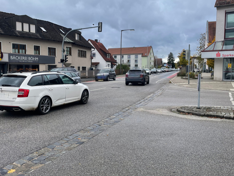Uttenreuth Im Speckgürtel von Erlangen sind auf der Durchfahrtsstraße in Uttenreuth eher eine hohe Verkehrsbelastung, dafür kaum stattliche Autos zu sehen.