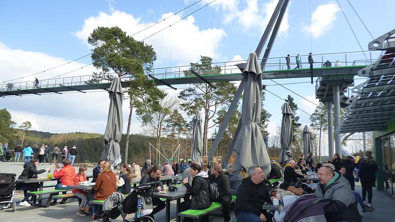 &Uuml;ber den Biergarten hinweg spazieren Besucher auf dem sogenannten Skywalk in Pottenstein. Die Attraktionen am &bdquo;Erlebnisfelsen&ldquo; in Pottenstein sind wieder ge&ouml;ffnet.Forchheim & Fr&auml;nkische Schweiz