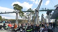 &Uuml;ber den Biergarten hinweg spazieren Besucher auf dem sogenannten Skywalk in Pottenstein. Die Attraktionen am &bdquo;Erlebnisfelsen&ldquo; in Pottenstein sind wieder ge&ouml;ffnet.Forchheim & Fr&auml;nkische Schweiz