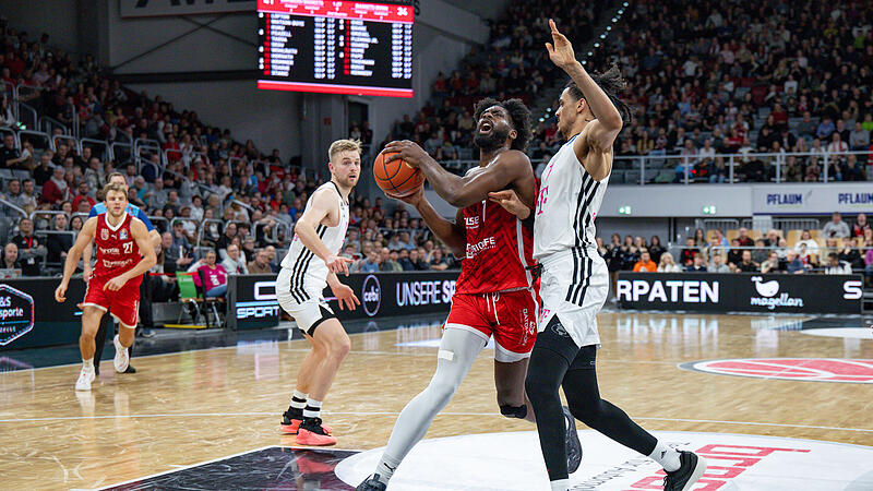 KeyShawn Feazell (links) und die Bamberger gewannen das Hinspiel gegen Bonn um Jonathan B&auml;hre (rechts) Mitte Dezember deutlich.