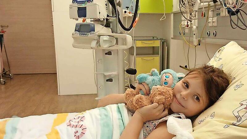 Emily in der Onkologie Erlangen: Die Lieblingskuscheltiere d&uuml;rfen bei ihr schlafen.