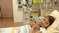 Emily in der Onkologie Erlangen: Die Lieblingskuscheltiere dürfen bei ihr schlafen.