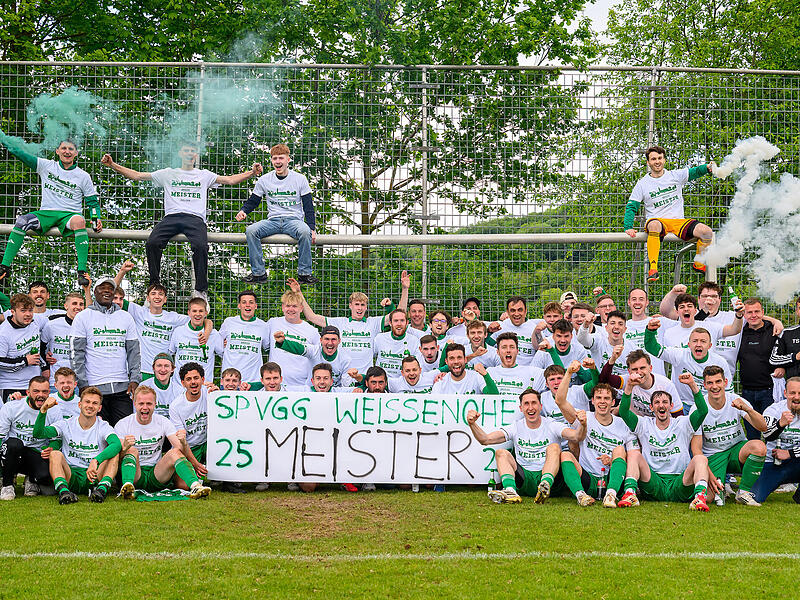 So sehen Sieger aus: Die SpVgg Wei&szlig;enohe steigt als Meister der Kreisliga 2 Erlangen-Pegnitzgrund in die Bezirksliga auf.