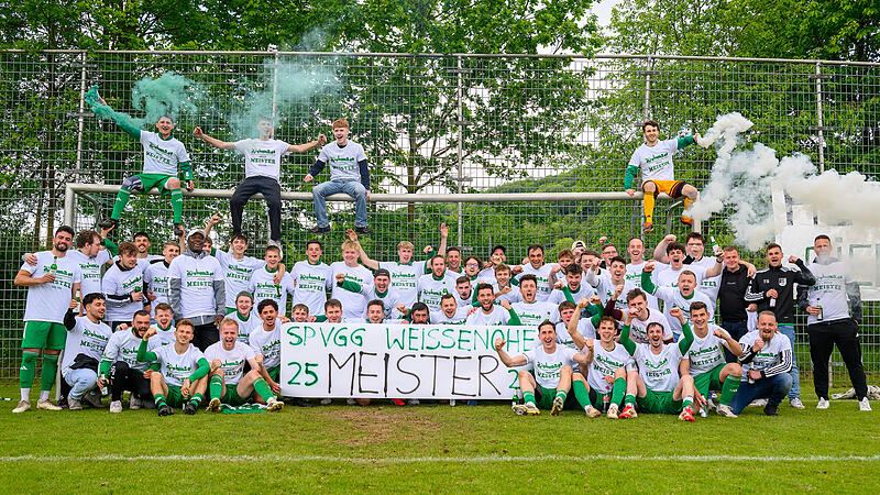 So sehen Sieger aus: Die SpVgg Wei&szlig;enohe steigt als Meister der Kreisliga 2 Erlangen-Pegnitzgrund in die Bezirksliga auf.