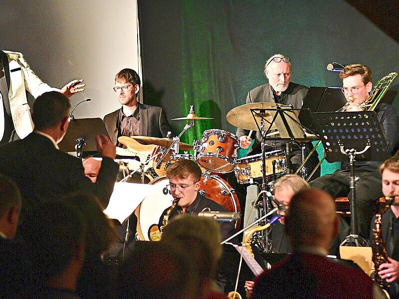 Die T-Jazz-Bigband mit S&auml;nger Charles Johnson, hier bei einem Auftritt im zur&uuml;ckliegenden Jahr, gibt am 16. Oktober in Hollfeld das Abschiedskonzert ihres langj&auml;hrigen Bandleaders Thomas Schimmel. Stephan Herbert Fuchs