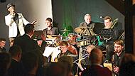 Die T-Jazz-Bigband mit S&auml;nger Charles Johnson, hier bei einem Auftritt im zur&uuml;ckliegenden Jahr, gibt am 16. Oktober in Hollfeld das Abschiedskonzert ihres langj&auml;hrigen Bandleaders Thomas Schimmel. Stephan Herbert Fuchs