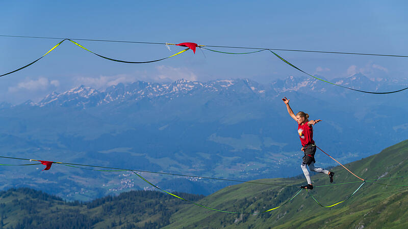 20 Meter über dem Boden ist die Highline gespannt, auf der Sascha Grill eine Strecke von 60 Metern balancieren muss. Für das Alpenpanorama hat der Bamberger keinen Blick übrig