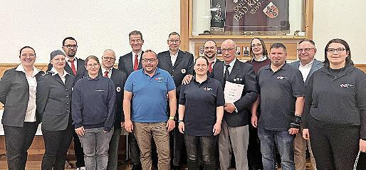 Alle Geehrten mit Vertretern des BRK (von links): Dorothea Deeg, Sarah F&ouml;rster, Lukas Dehn (20 Jahre), Yvonne Reininger (20 Jahre), Burkhard K&uuml;hn, Michael Rendl, 1. Vorsitzender (BRK Ehrenplakette), Maik Mast, Patricia Fiederling (30 Jahre), Stefa...