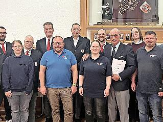 Alle Geehrten mit Vertretern des BRK (von links): Dorothea Deeg, Sarah F&ouml;rster, Lukas Dehn (20 Jahre), Yvonne Reininger (20 Jahre), Burkhard K&uuml;hn, Michael Rendl, 1. Vorsitzender (BRK Ehrenplakette), Maik Mast, Patricia Fiederling (30 Jahre), Stefa...