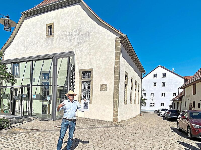 Der Referent Hans-Christof Haas erklärt den CHW-Exkursions-Teilnehmern, wie der Vorbau einst an der Westfassade angebracht war.Adelheid Waschka Der Referent Hans-Christof Haas erklärt den CHW-Exkursions-Teilnehmern, wie der Vorbau einst an der Westfassade angebracht war.Adelheid Waschka