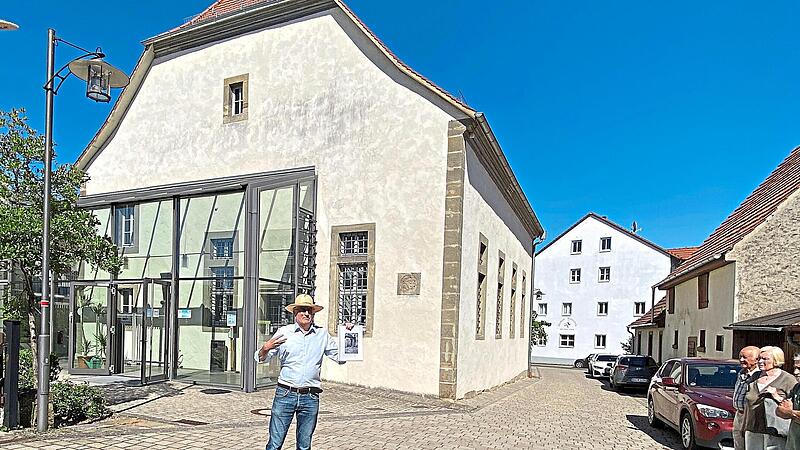 Der Referent Hans-Christof Haas erkl&auml;rt den CHW-Exkursions-Teilnehmern, wie der Vorbau einst an der Westfassade angebracht war.Adelheid Waschka