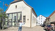 Der Referent Hans-Christof Haas erkl&auml;rt den CHW-Exkursions-Teilnehmern, wie der Vorbau einst an der Westfassade angebracht war.Adelheid Waschka