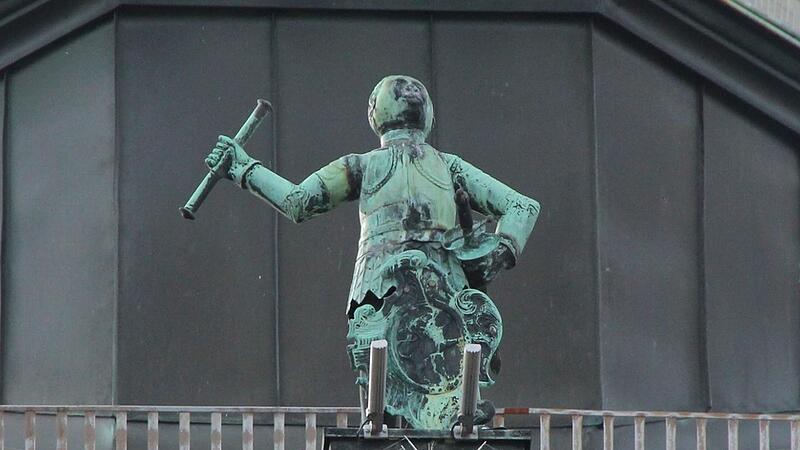 Kleiner Kerl, große Geschichte(n): Vor 400 Jahren kam die Figur aufs Rathausdach. Seitdem hat sie von dort oben viel gesehen – und einen Spitznamen verpasst bekommen. Kleiner Kerl, große Geschichte(n): Vor 400 Jahren kam die Figur aufs Rathausdach. Seitdem hat sie von dort oben viel gesehen – und einen Spitznamen verpasst bekommen.