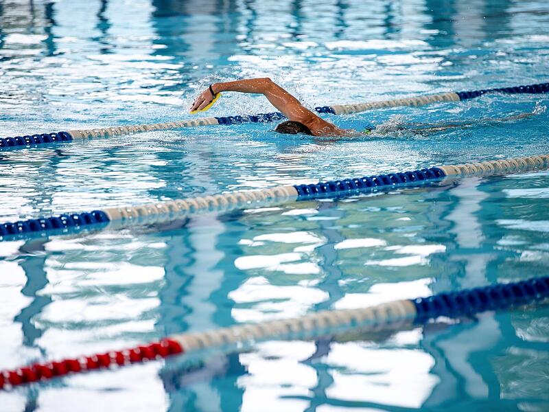Schwimmer in einem Hallenbad