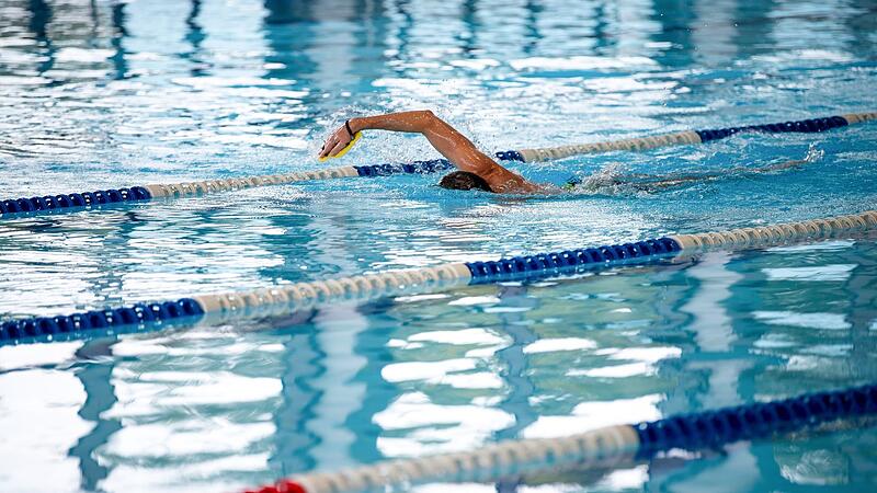 Schwimmer in einem Hallenbad