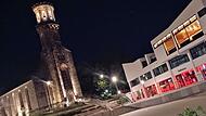 In der D&auml;mmerung sorgt die neue Illumination am Neustadter Rathaus und der St.-Georg-Kirche f&uuml;r eine bemerkenswerte Stimmung am gesamten Marktplatz.
