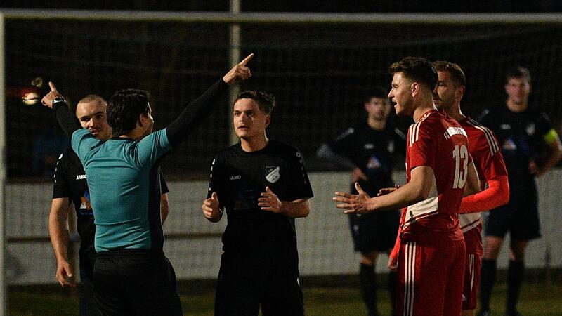 Beim Kreisligaspiel des FC Altenkunstadt gegen den FC Burgkunstadt kam es in der 75. Minute zur Rudelbildung. Schiedsrichter Altan Y&uuml;r&uuml;k stellte gleich vier Spieler mit 10 Minuten vom Platz: Max Br&auml;utigam, Oliver Boger (beide FCB) sowie Niklas Dil...