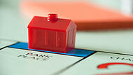WOODBRIDGE, NEW JERSEY - October 11, 2018: A closeup view of a hotel property on a Monopoly board game, circa 1980s. Wird bei Adelsdorf auf der angedachten Fläche ein Hotel entstehen? Ein neues Gesetz über Bürokratieabbau in Modellregionen in Bayern könnte das möglich machen. (Symbolbild)