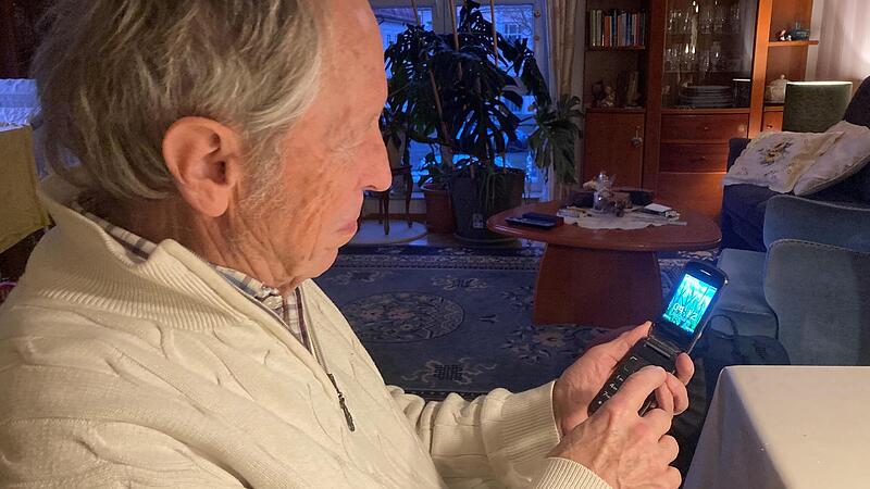 Norbert Klodwig hat zwar ein Handy. „Nicht, dass es dann auf dem Foto so aussieht, als würde ich mich damit auskennen“, sagt er. Norbert Klodwig hat zwar ein Handy. „Nicht, dass es dann auf dem Foto so aussieht, als würde ich mich damit auskennen“, sagt er.
