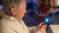 Norbert Klodwig hat zwar ein Handy. &bdquo;Nicht, dass es  dann auf dem Foto so aussieht, als w&uuml;rde ich mich damit auskennen&ldquo;, sagt er.