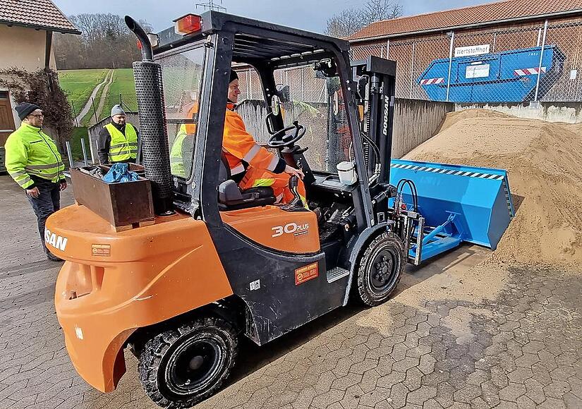 Sechs Mitglieder der Aschacher Feuerwehr absolvierten die Ausbildung für den Fahrausweis für Flurförderfahrzeuge, um den gemeindlichen Bauhof künftig bei Einsätzen, wie etwa beim Befüllen von Sandsäcken, zu unterstützen. Sechs Mitglieder der Aschacher Feuerwehr absolvierten die Ausbildung für den Fahrausweis für Flurförderfahrzeuge, um den gemeindlichen Bauhof künftig bei Einsätzen, wie etwa beim Befüllen von Sandsäcken, zu unterstützen.
