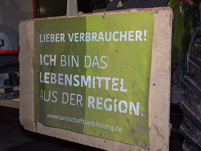 Bauernstreik vor Lidl: Landwirte protestieren gegen niedrige Milch- und ButterpreiseStreik Landwirte Lidl 2025