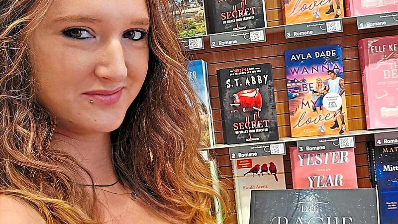 Die Autorin Angelia Rocks alias Natascha Wich stellt ihr Buch in einer Buchhandlung vor. privat Die Autorin Angelia Rocks alias Natascha Wich stellt ihr Buch in einer Buchhandlung vor. privat