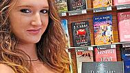 Die Autorin Angelia Rocks alias Natascha Wich stellt ihr Buch in einer Buchhandlung vor. privat Die Autorin Angelia Rocks alias Natascha Wich stellt ihr Buch in einer Buchhandlung vor. privat