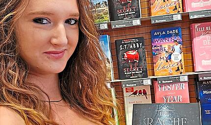 Die Autorin Angelia Rocks alias Natascha Wich stellt ihr Buch in einer Buchhandlung vor. privat