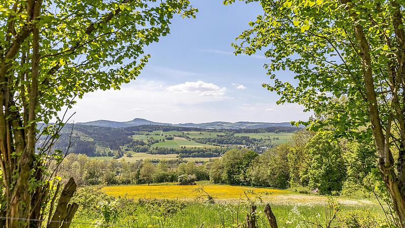 Die Extratour „Der Hilderser“ im Unesco-Biosphärenreservat Rhön bietet jede Menge Abwechslung und wunderschöne Fernsichten.
