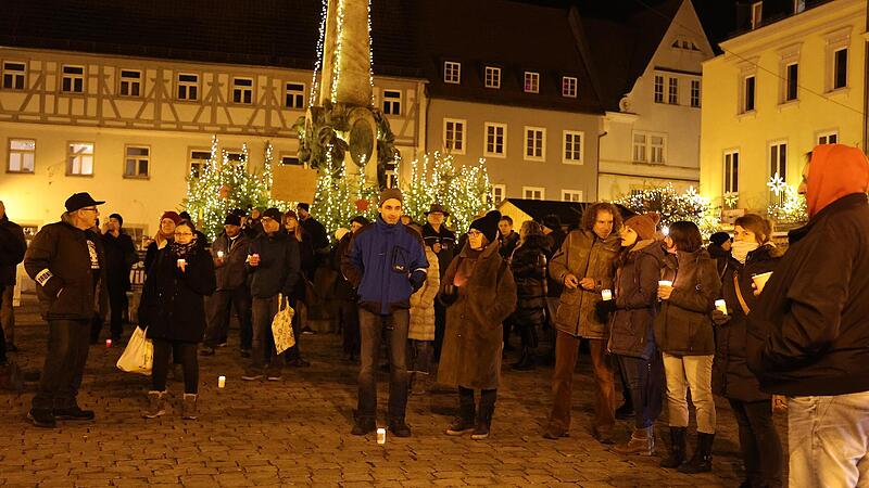 Zwischen 150 und 200 Menschen beteiligen sich jeden Montag an den Protesten gegen die Corona-Ma&szlig;nahmen.