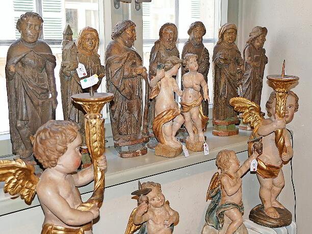 Auch das gibt es im Bamberger Antiquit&auml;tenviertel: reihenweise Engel und Heilige.