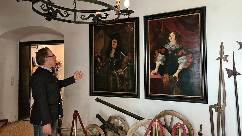 Schlossherr Heinrich von P&ouml;lnitz erkl&auml;rt in Schloss Hundshaupten die Bilder im Eingangsbereich.Forchheim & Fr&auml;nkische Schweiz