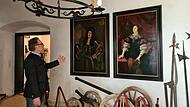 Schlossherr Heinrich von P&ouml;lnitz erkl&auml;rt in Schloss Hundshaupten die Bilder im Eingangsbereich.Forchheim & Fr&auml;nkische Schweiz