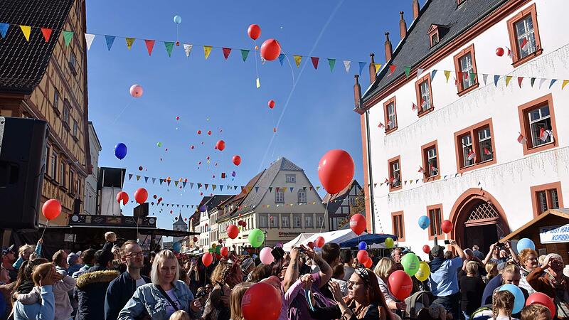 So kennt jeder das Haßfurter Straßenfest: Die Luftballons der Kinder steigen in den Himmel und es herrscht ein Riesengetümmel. Seit 1978 zog das Fest jährlich Tausende Menschen an. Dieses Jahr nicht. Das Straßenfest ist abgesagt. Dafür gibt es an vielen Plätze im Landkreis kleine Veranstaltungen, die ihren Reiz haben.