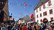 So kennt jeder das Haßfurter Straßenfest: Die Luftballons der Kinder steigen in den Himmel und es herrscht ein Riesengetümmel. Seit 1978 zog das Fest jährlich Tausende Menschen an. Dieses Jahr nicht. Das Straßenfest ist abgesagt. Dafür gibt es an vielen Plätze im Landkreis kleine Veranstaltungen, die ihren Reiz haben.