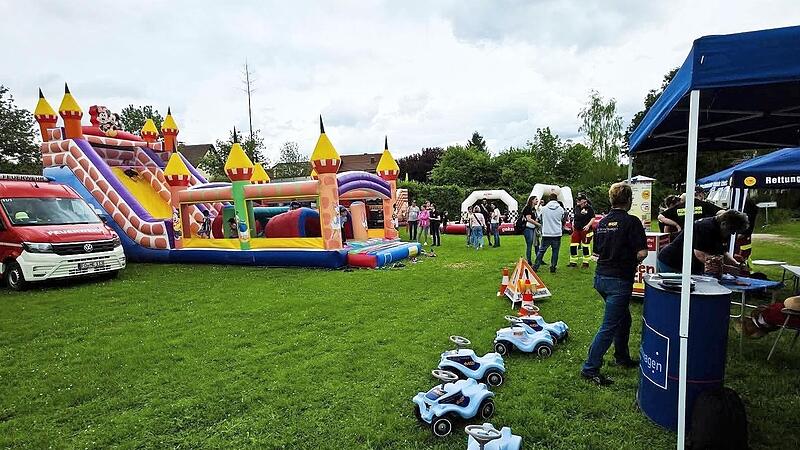 Abwechslung war in Thuisbrunn geboten. Rettungsorganisationen pr&auml;sentierten ihre Ausr&uuml;stung und das H&uuml;pfburgfestival lockte besonders die Kinder an.