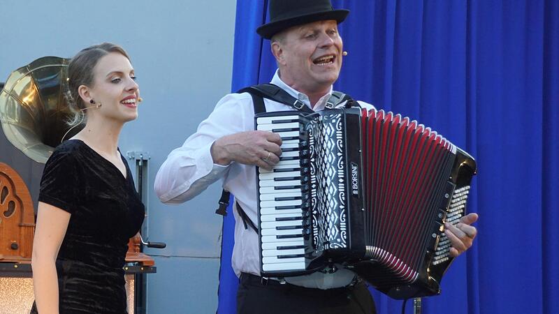 Stehenden Applaus ernteten Lorraine Beran und Franz Zwosta f&uuml;r die Premiere ihres neuen Programms &bdquo;In der Bar zum Grammophon&ldquo; im evangelischen Pfarrgarten in Ha&szlig;furt.