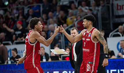 Ibi Watson (rechts) und Demarcus Demonia feiern den vorentscheidenden Dreier des Kapit&auml;ns zum 80:74. Coach Anton Gavel warnt im Hintergrund vor verfr&uuml;hter Feierlaune.