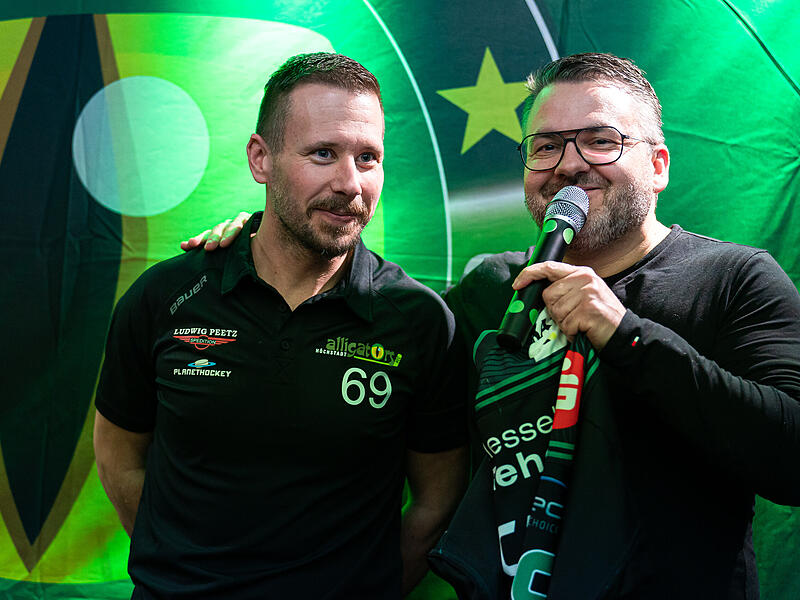 Auch ins 14. Jahr im Aischgrund geht er: Martin Vojcak (links) hat seinen Vertrag beim H&ouml;chstadter EC um ein weiteres Jahr verl&auml;ngert.