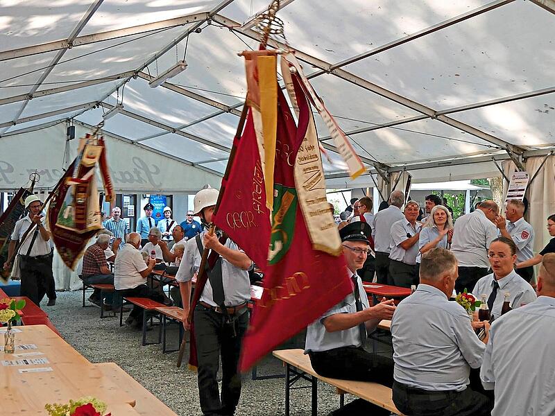 Feierlicher Fahneneinzug der Freiwilligen Feuerwehr Neuengrün ins Festzelt.Susanne Deuerling Feierlicher Fahneneinzug der Freiwilligen Feuerwehr Neuengrün ins Festzelt.Susanne Deuerling