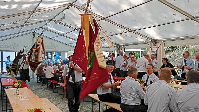 Feierlicher Fahneneinzug der Freiwilligen Feuerwehr Neuengrün ins Festzelt.Susanne Deuerling Feierlicher Fahneneinzug der Freiwilligen Feuerwehr Neuengrün ins Festzelt.Susanne Deuerling
