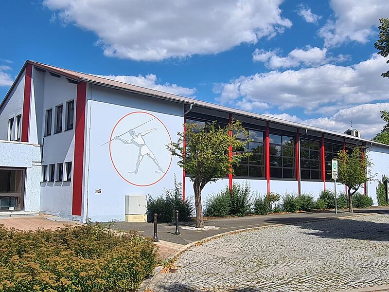 Die Schulturnhalle in Redwitz von au&szlig;en. Sie wurde stets instandgehalten. Trotzdem wurden nun gef&auml;hrliche M&auml;ngel im Dach entdeckt.