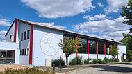 Die Schulturnhalle in Redwitz von au&szlig;en. Sie wurde stets instandgehalten. Trotzdem wurden nun gef&auml;hrliche M&auml;ngel im Dach entdeckt.