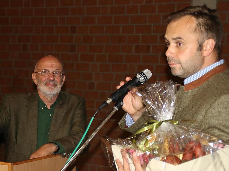 Dr. Michael Weiler erhielt als Dankeschön einen Präsentkorb. Dr. Michael Weiler erhielt als Dankeschön einen Präsentkorb.