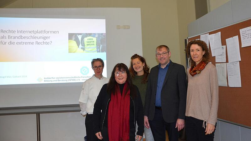 Im Bild Janina Seyler (Schulleiterin des FLSH Schloss Gaibach), Referentin Birgit Mair vom ISFBB e.V. in Nürnberg, Kerstin Krammer Kneißl (SOR/SMC-Patin der Schule), Realschuldirektor Lars Ziegler und Petra Sokol-Pemöller (stellvertretende Schulleiterin). Im Bild Janina Seyler (Schulleiterin des FLSH Schloss Gaibach), Referentin Birgit Mair vom ISFBB e.V. in Nürnberg, Kerstin Krammer Kneißl (SOR/SMC-Patin der Schule), Realschuldirektor Lars Ziegler und Petra Sokol-Pemöller (stellvertretende Schulleiterin).