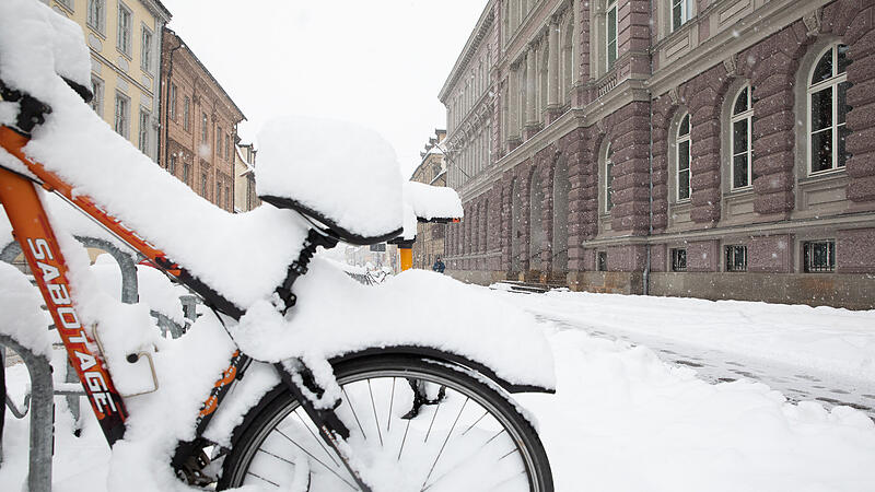 Schule Bamberg An einigen Schulen in Bamberg ist am Montag (26. Januar 2026) der Präsenzunterricht wegen der andauernden Schneefälle ausgefallen.