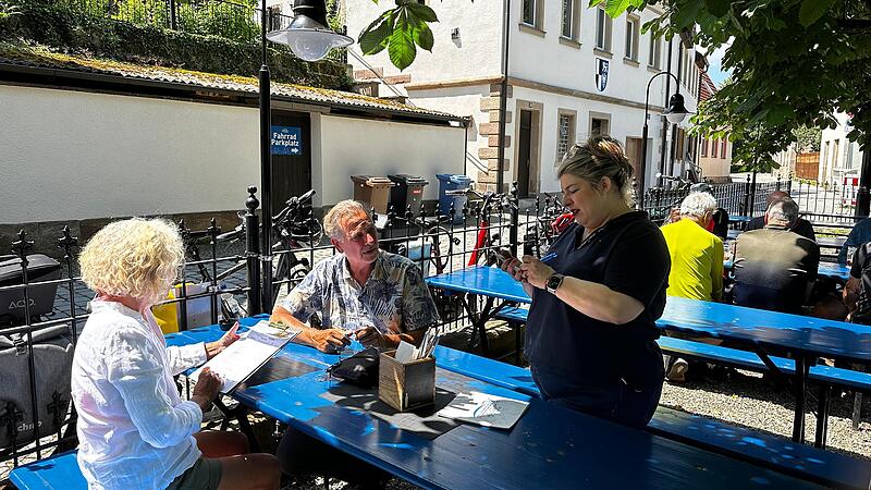 Foteini „Fey“ Batzaka bedient weiter ihre Gäste im Biergarten des ehemaligen Gasthauses Kommunbräu.