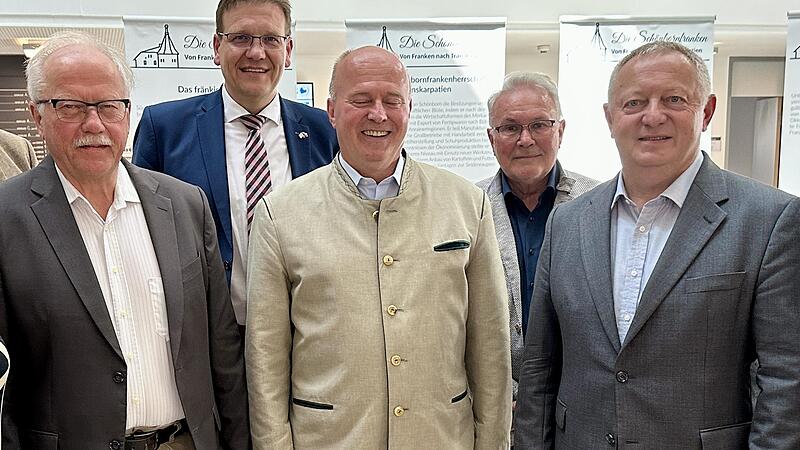 Bei der Ausstellungseröffnung: (von links) wissenschaftlicher Betreuer der Ausstellung, Rudolf Distler, Stiftungsdirektor Heiligenhof Steffen Hörtler, Hartmut Koschyk von der Stiftung „Verbundenheit mit den Deutschen im Ausland“, Dritter Bürgermei...